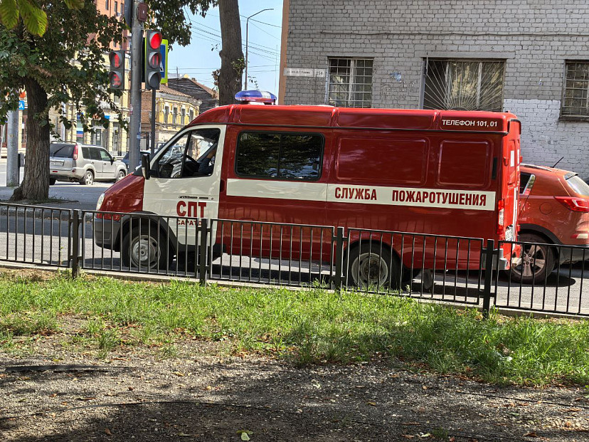 Саратовские пожарные тушили трактор и два автомобиля