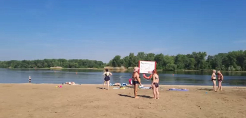В Энгельсе на городском пляже стартовал купальный сезон