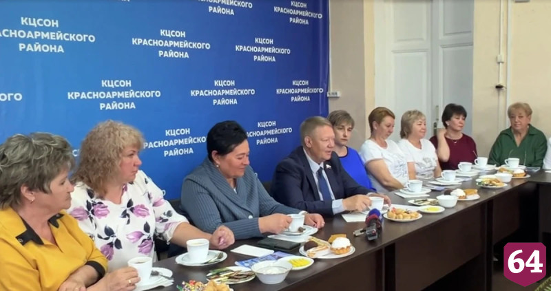 Николай Панков наградил соцработников Саратовской области