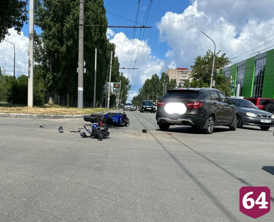 В Саратовской области с мотоциклиста слетели кроссовки при ДТП